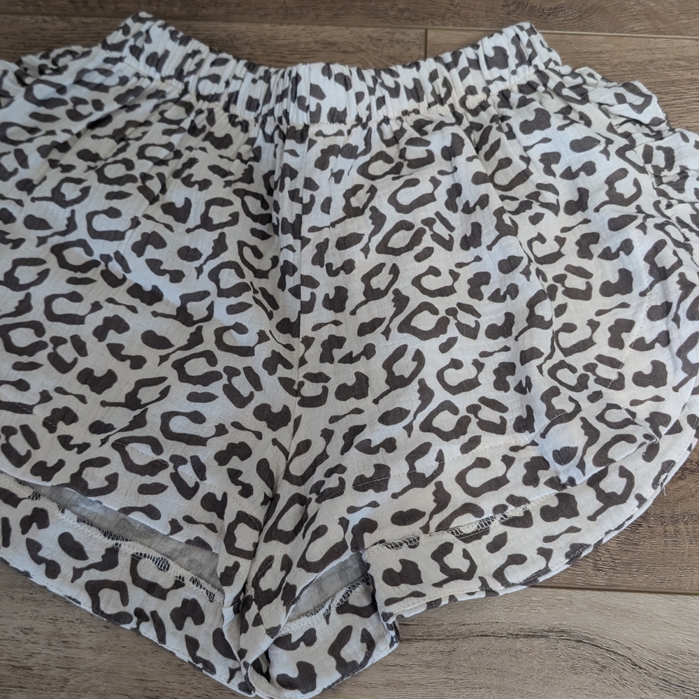 Leopard Print Ruffle Sleeve Top - Picture 12 of 16